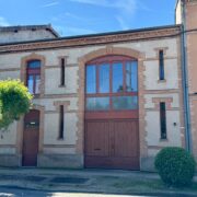 Maison de charme 8 pièces – Rénovation haut de gamme – Garages, atelier & jardin – Cœur de Lisle-sur-Tarn – À pied des commodités4