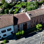 Maison de charme 8 pièces – Rénovation haut de gamme – Garages, atelier & jardin – Cœur de Lisle-sur-Tarn – À pied des commodités5