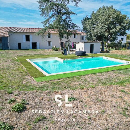 À vendre à Brens : ce corps de ferme du XVIIIe siècle cache près de 160 m² de potentiel supplémentaire !